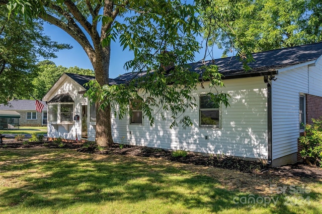 view of front of property with a front yard