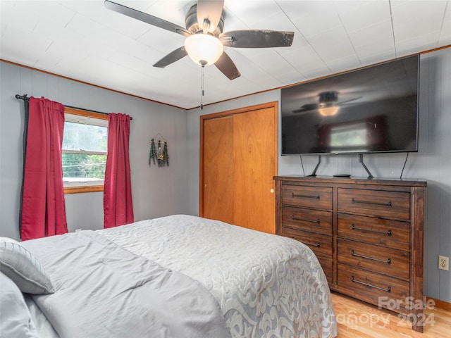 bedroom with light wood-type flooring and ceiling fan