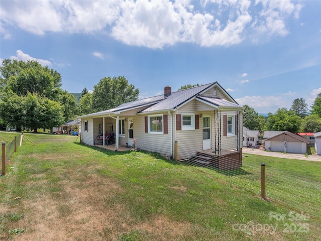 view of front of home featuring a front yard