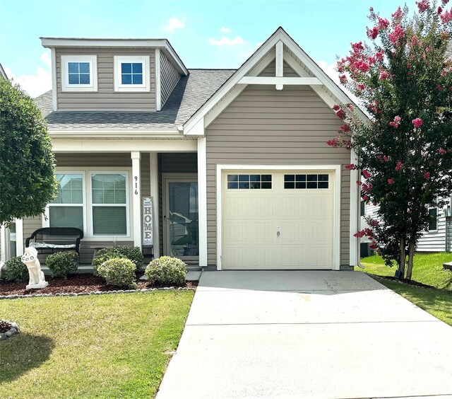 craftsman house featuring a front yard