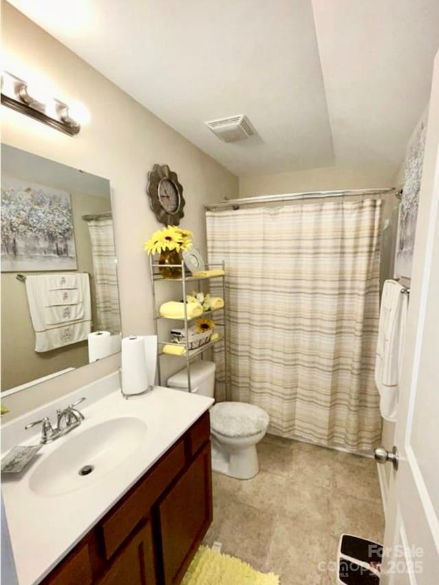 bathroom with toilet, curtained shower, visible vents, and vanity