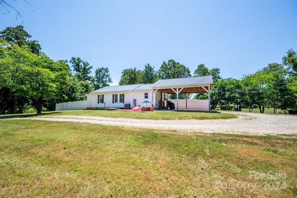 single story home featuring a front yard