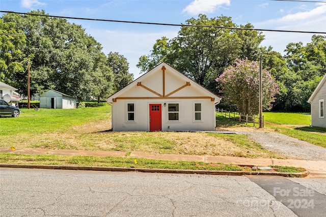 view of front facade with a front yard