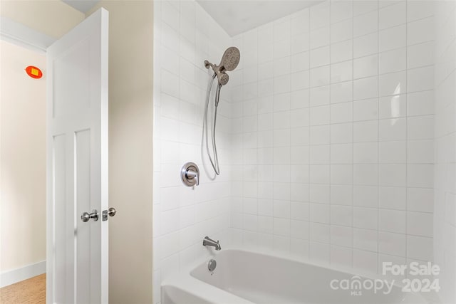 bathroom featuring tiled shower / bath