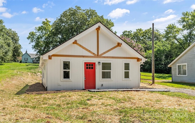 view of front of property featuring a front lawn