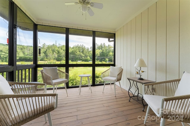 sunroom with ceiling fan