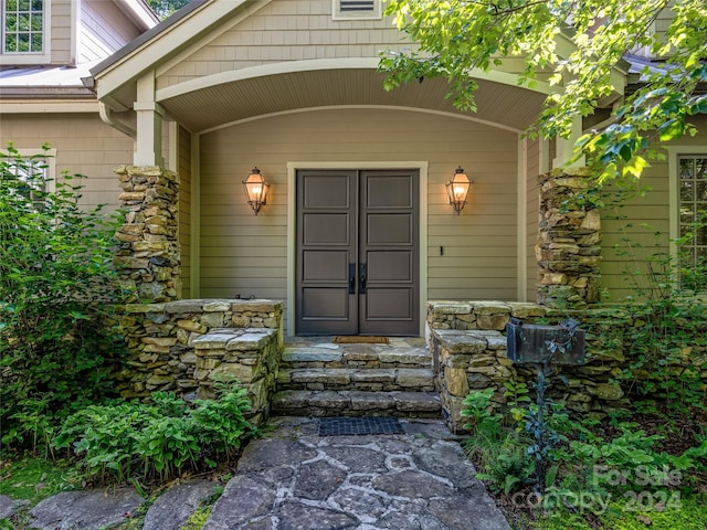 property entrance with covered porch