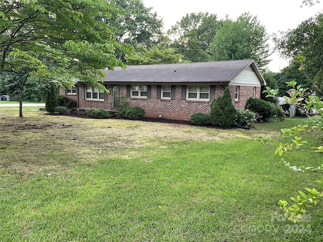 ranch-style house with a front yard