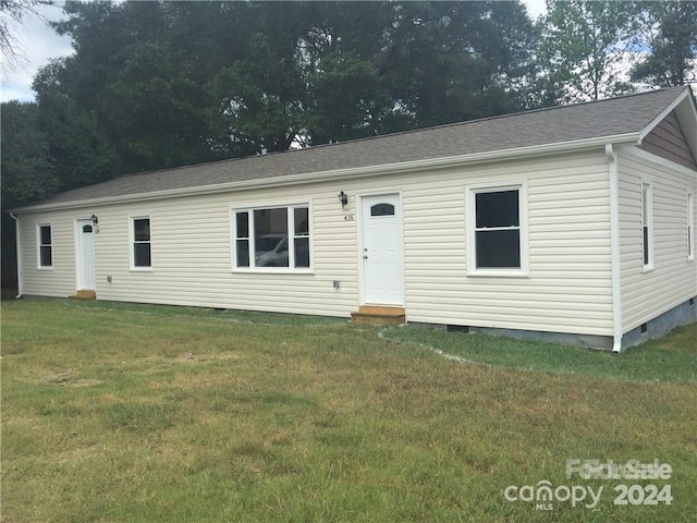 view of front facade featuring a front yard