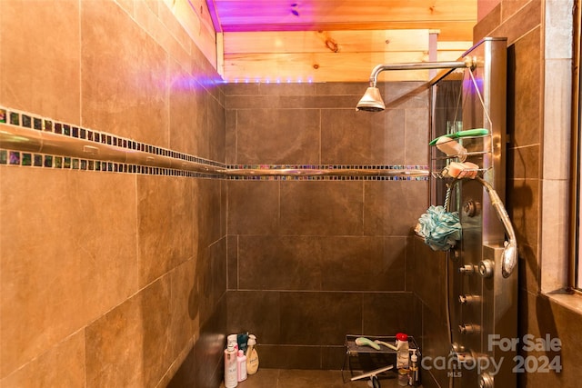 bathroom featuring a tile shower