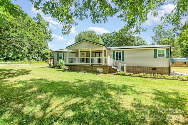 view of front of house featuring covered porch and a front lawn