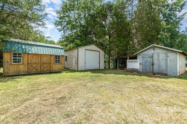 view of yard featuring a storage unit