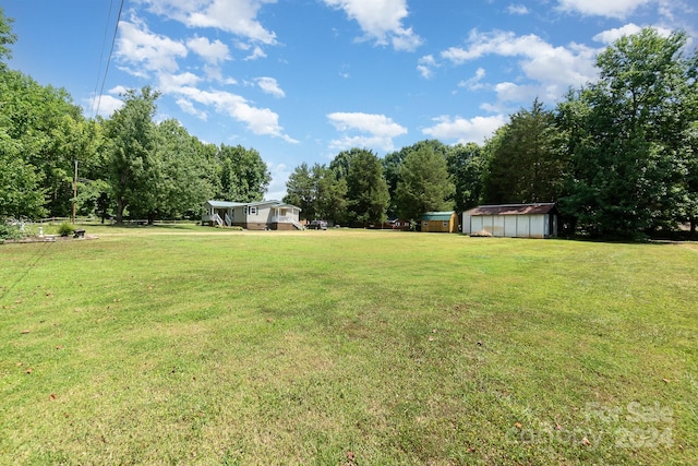 view of yard featuring a storage shed