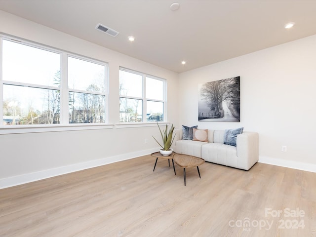 living area featuring light wood-type flooring, visible vents, baseboards, and recessed lighting