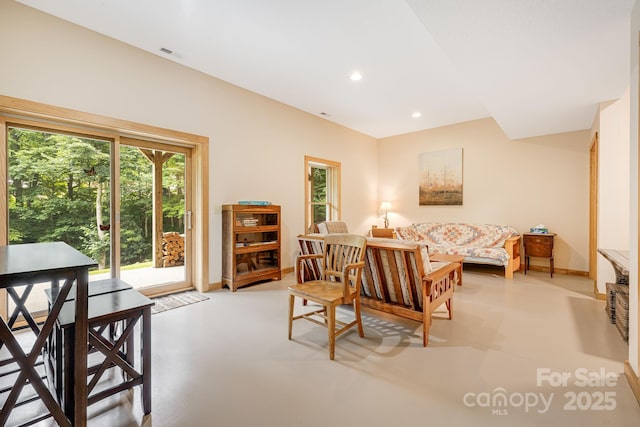 living area featuring visible vents, recessed lighting, baseboards, and finished concrete floors