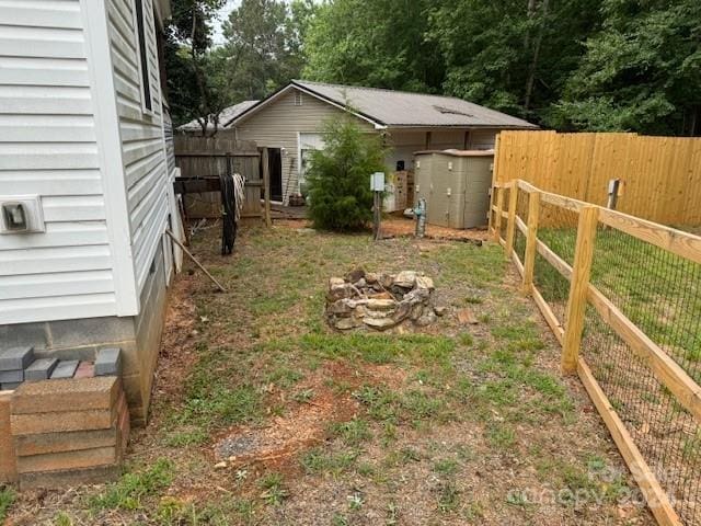 view of yard with a fire pit