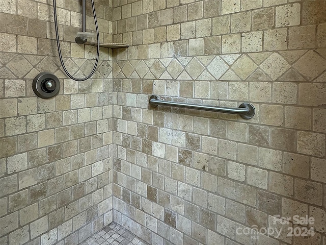 bathroom featuring tiled shower