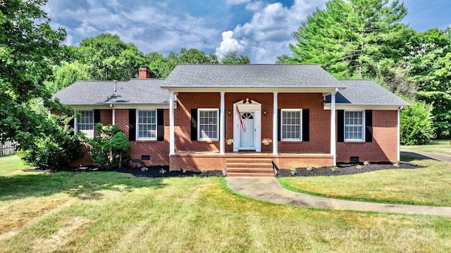 view of front of property featuring a front lawn