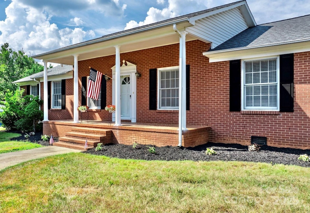 view of front of property featuring a porch and a front yard