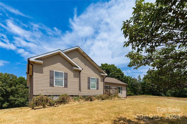 view of front facade with a front yard