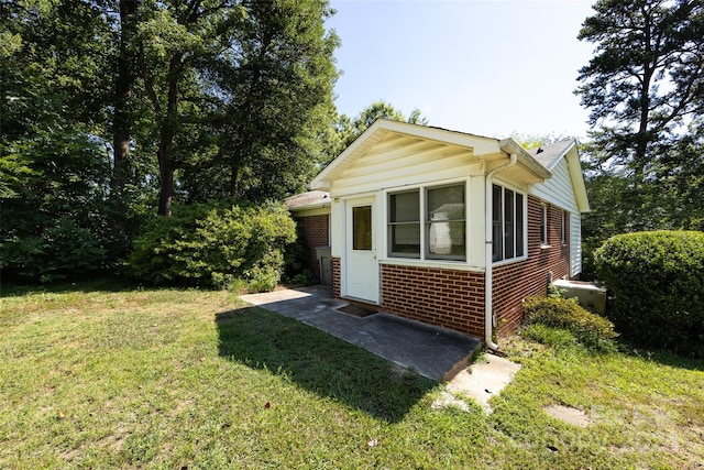 view of front of house with a front yard