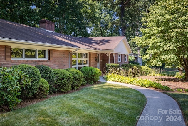 ranch-style house featuring a front lawn