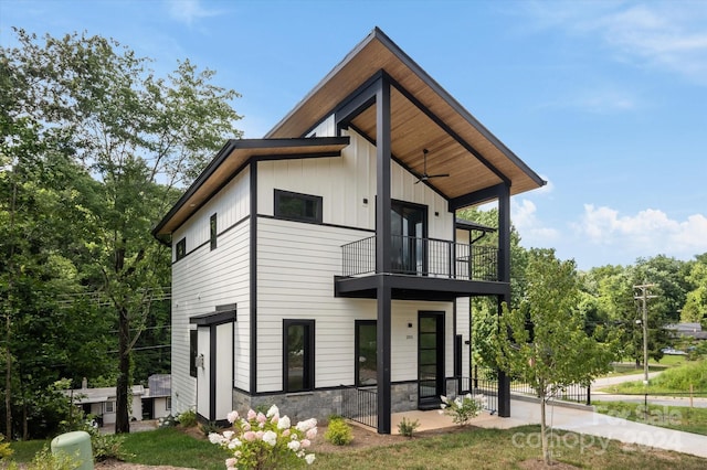 modern home featuring ceiling fan and a balcony