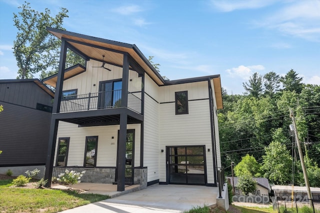 view of front of home featuring a balcony