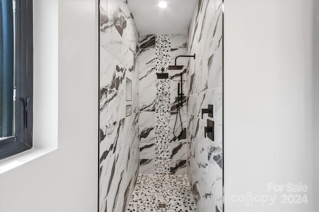 bathroom featuring tiled shower