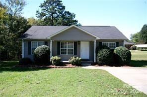 view of front facade with a front yard