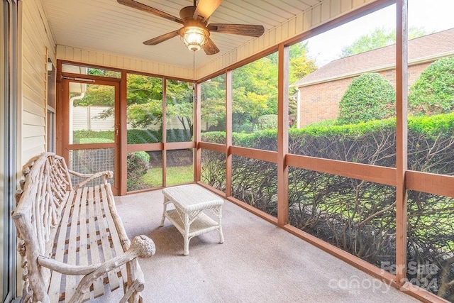 sunroom with ceiling fan