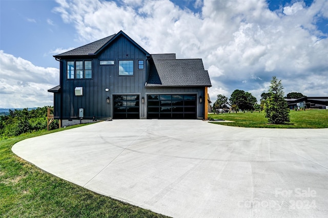 view of front facade with a garage and a front yard