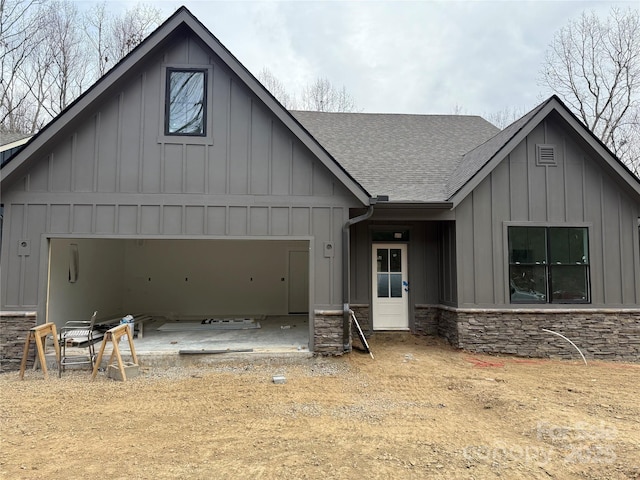 view of front facade featuring a garage