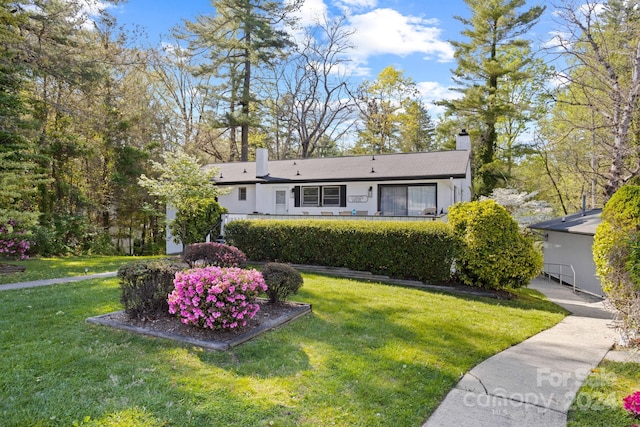 view of front facade with a front yard