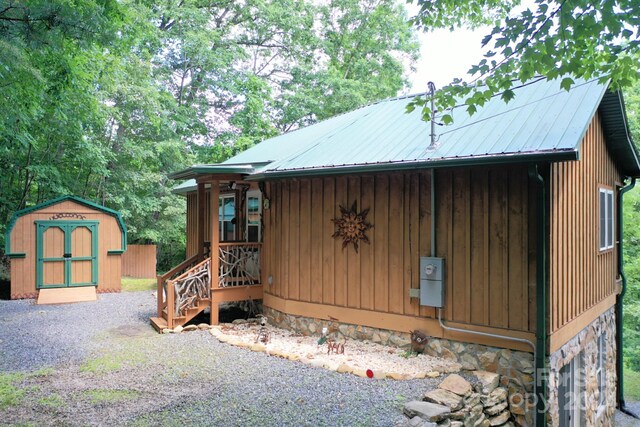 view of side of property featuring a storage shed