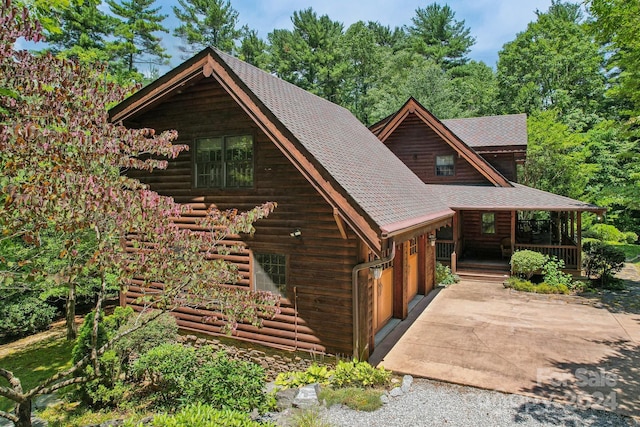 view of front of property featuring a porch