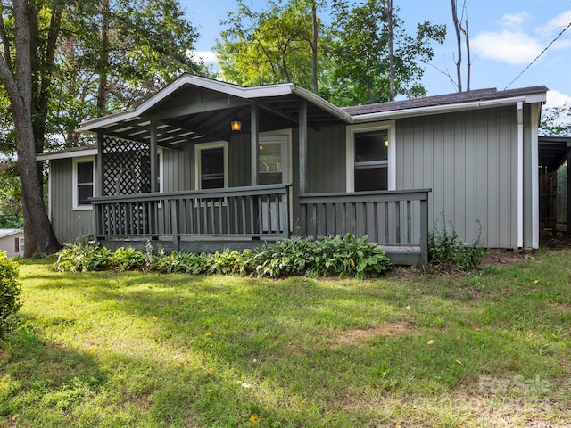 view of front facade featuring a front yard and covered porch