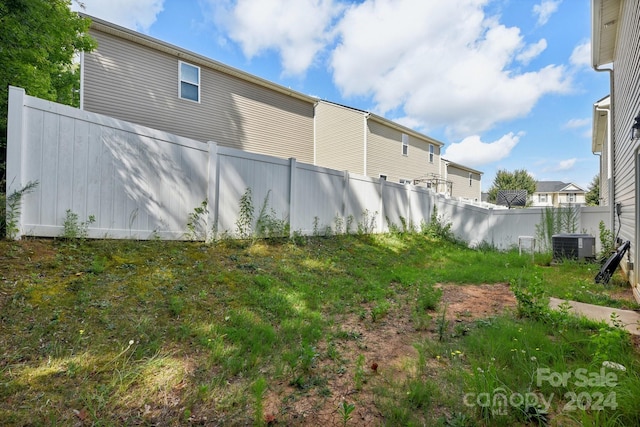 view of yard featuring central AC unit