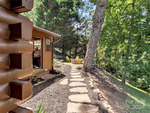 view of yard featuring an outdoor fire pit