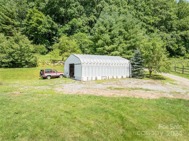 view of yard featuring an outbuilding