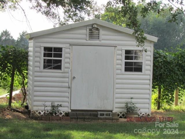 view of outdoor structure