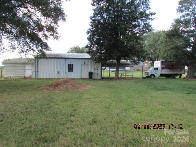 view of yard with an outbuilding