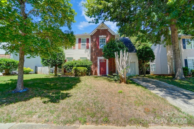 view of front of property featuring a front lawn