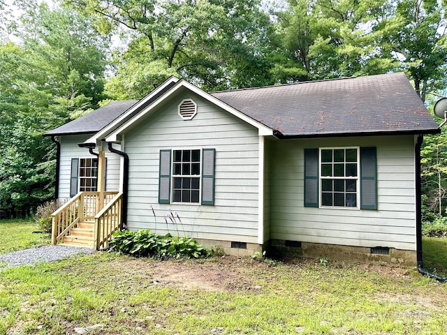 view of front of home with a front lawn