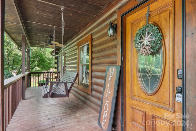 property entrance with ceiling fan and covered porch