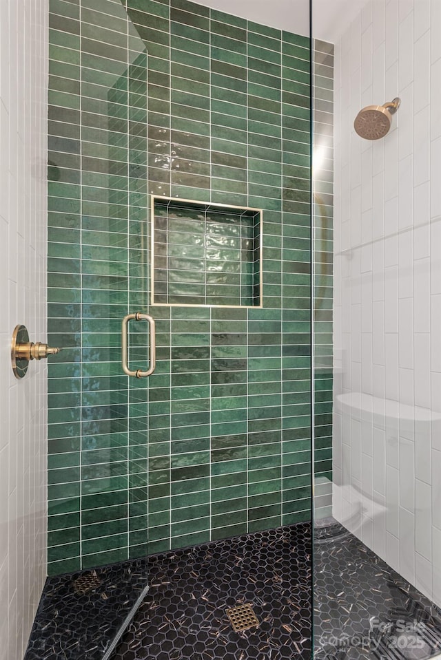 details featuring tiled shower