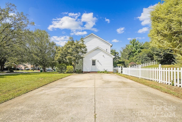 view of side of property featuring a yard