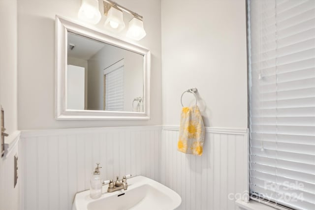 bathroom featuring sink