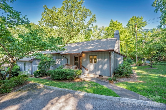 view of front of home with a front yard