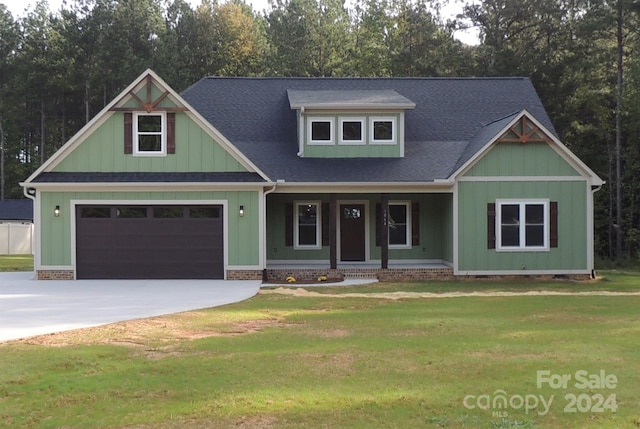 craftsman inspired home with a front yard and a porch